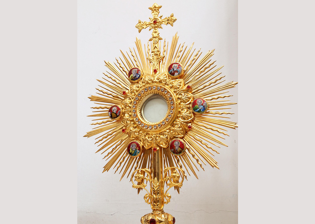 Monstrance adoration